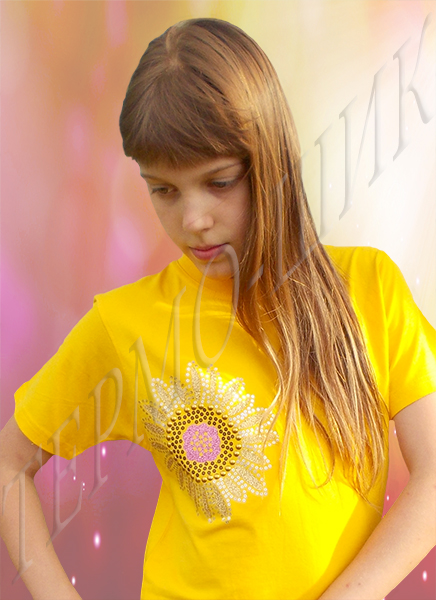 девочка в жёлтой футболке с солнышком из страз